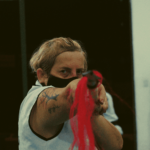 Curta documentário retrata a história de superação de uma mulher da terceira idade que virou faixa p...