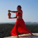 Rozeane Oliveira estreia novo solo intitulado 'Senhora das Nuvens de Chumbo'