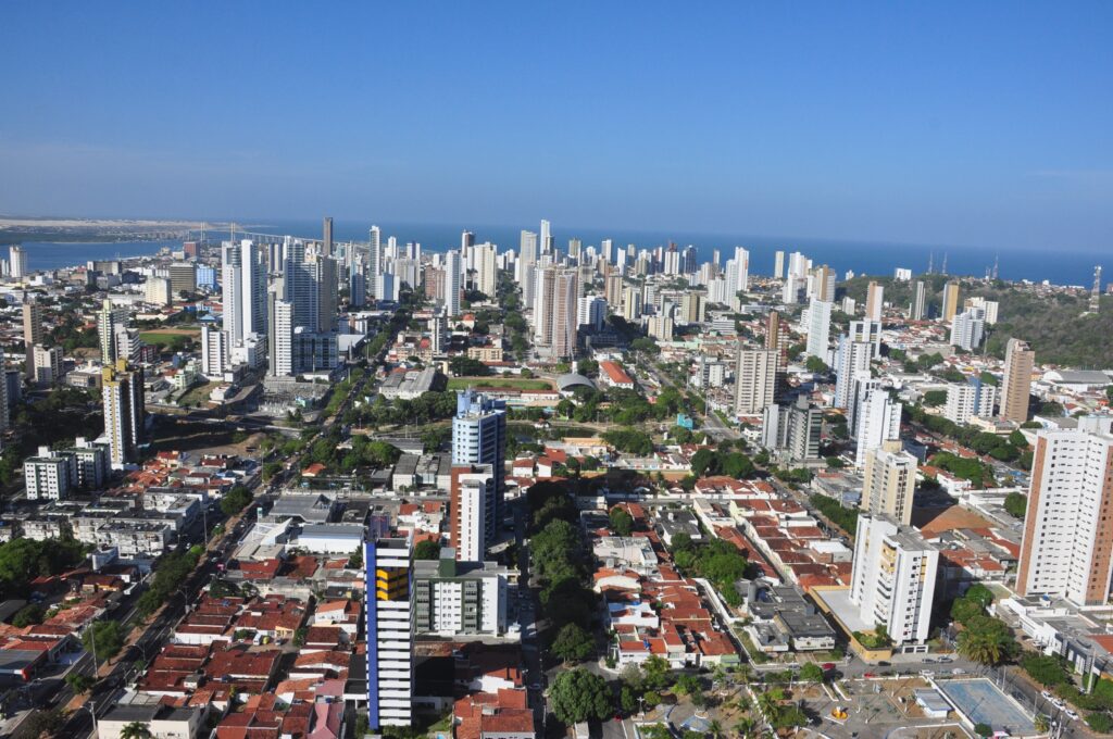 Imagem aérea de Natal, crédito Asarug https://commons.wikimedia.org/wiki/File:Fotos-A%C3%A9reas-Cidade-de-Natal.jpg